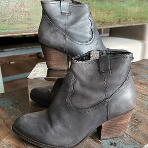 Steve Madden Chelsea So Good Western Booties, SZ 8